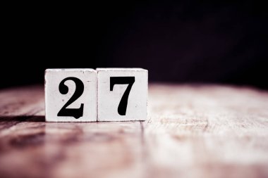 27 numara koyu arka planda izole edilmiş- 3d sayı yirmi yedi