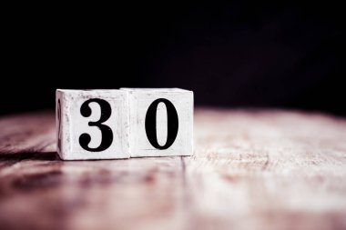 30 numara koyu arka plan da izole- 3d sayı otuz izole