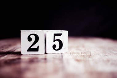 25 numara koyu arka plan da izole- 3d sayı yirmi beş iso