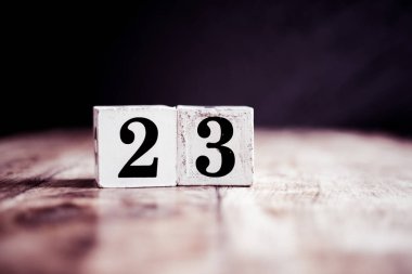 23 numara koyu arka planda izole- 3d sayı yirmi üç
