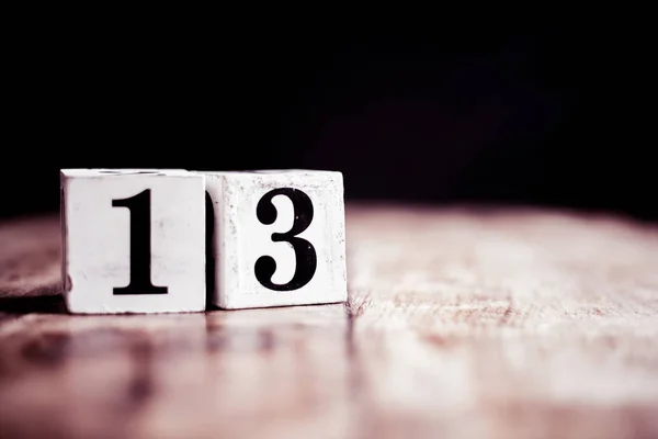 Numéro 13 isolé sur fond foncé- Numéro 3D treize isolat — Photo