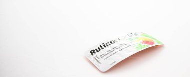 Alloa, İskoçya - 13 Ağustos 2019: Sarı Rutinoscorbin hapları