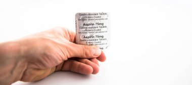 Alloa, İskoçya - 13 Ağustos 2019: Aspirin 75 mg gastro-resistant