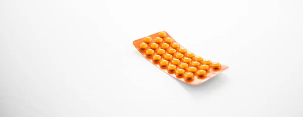 Alloa, Schottland - 13. August 2019: Gelbe Tabletten in orangefarbener Blase — Stockfoto