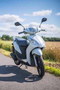 Stirling, İskoçya - 15 Ağustos 2019: Honda Vision 50cc scooter