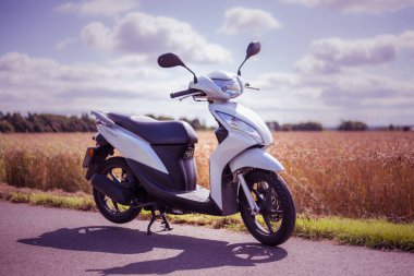 Stirling, İskoçya - 15 Ağustos 2019: Honda moped çayır ile 