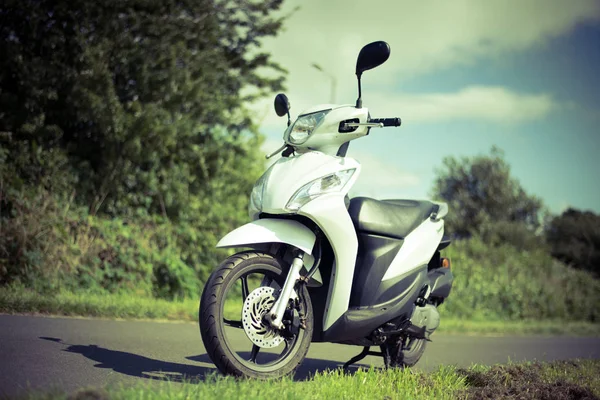 Stirling, İskoçya - 15 Ağustos 2019: Honda Vision 49 cc scooter