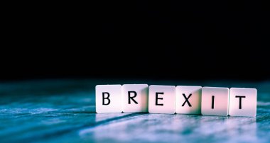 Brexit kelime koyu ahşap arka plan üzerinde fayans yapılmış 