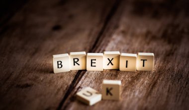 İngiltere ve Brexit kelime koyu ahşap arka plan üzerinde fayans yapılmış 