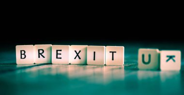 İngiltere'de Ab bırakarak - kelime koyu ahşap arka plan üzerinde fayans yapılmış 