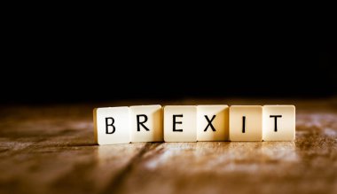 Brexit kelime koyu ahşap arka plan üzerinde fayans yapılmış 