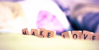 Yataktaki fayanslardan yapılmış aşk sözcükleri