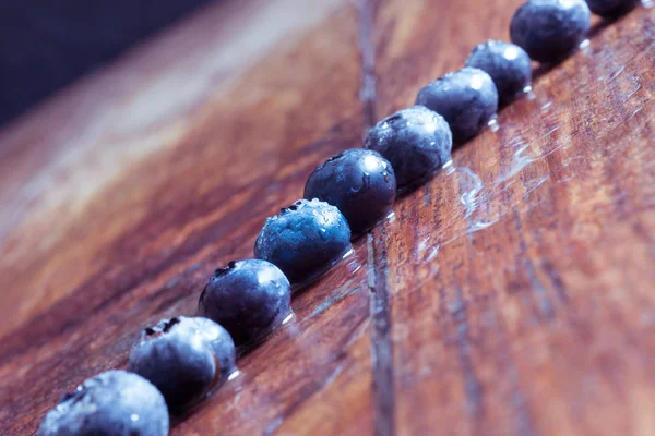 Borůvky seřazené na dřevěném stole — Stock fotografie