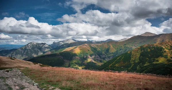 Kleurrijke Chocholow Valley in het Poolse Tatra gebergte — Stockfoto