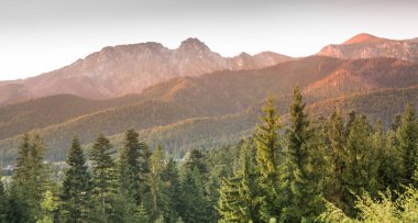 Dağların üzerinde gün doğumu - Giewont ve Tatra Dağı 'nın kırmızı tepeleri