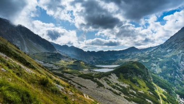 Tatra Dağlarındaki Przedni Staw ve Wielki Stadyumu 'na bak