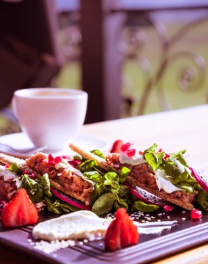 Füme somon salatası ve kavunlu tost.