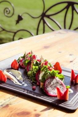 Beyaz tost üzerine füme somon carpaccio.