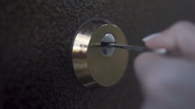 Kız kapıyı açar, kilit anahtarını da kapatır.