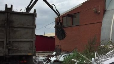 Mekanik manipüle kapmak, metal için çöp kamyonuna hurda metal yükler