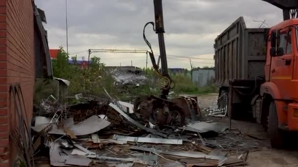 La manipulation mécanique saisir, charge la ferraille dans le camion à ordures pour le métal — Video