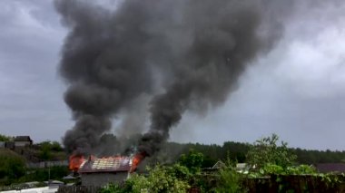 Yangın bir evi yakar. Kulübede ateş. Yavaş çekim
