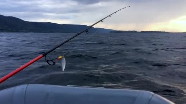 Fischer segeln auf einem Schlauchboot auf den Wellen. Schwimmen, um beim Spinnen zu fischen — Stockvideo