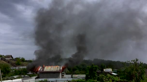 Elden bränner ett hus. Brand vid stugan — Stockvideo