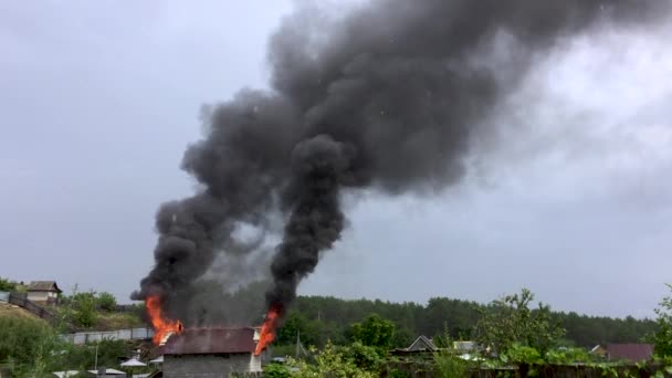 Das Feuer brennt ein Haus nieder. Feuer in der Hütte. Zeitlupe — Stockvideo