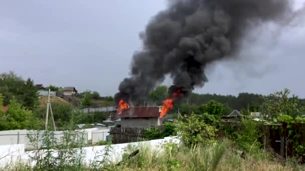 Das Feuer brennt ein Haus nieder. Feuer in der Hütte — Stockvideo