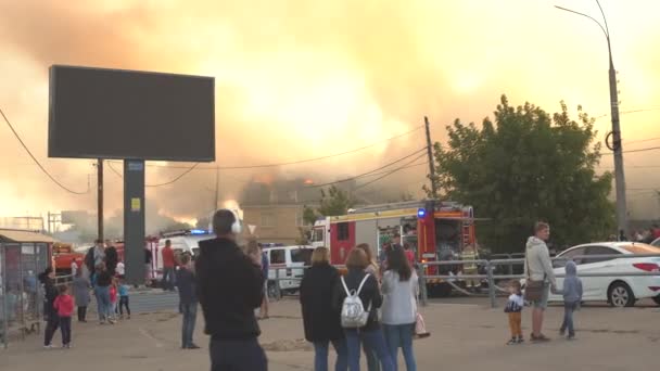 Samara, Russie - 30 juillet 2019 : Une foule de personnes regarde éteindre un incendie de bâtiment — Video