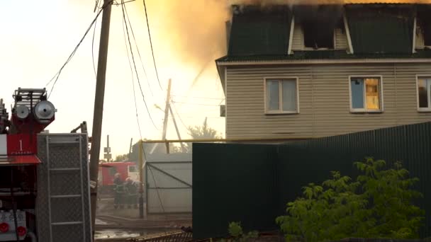 Samara, Ryssland - 30 juli 2019: Ryska brandmän släcker en brand ett trevåningshus. Den stora branden i ett bostadshus — Stockvideo