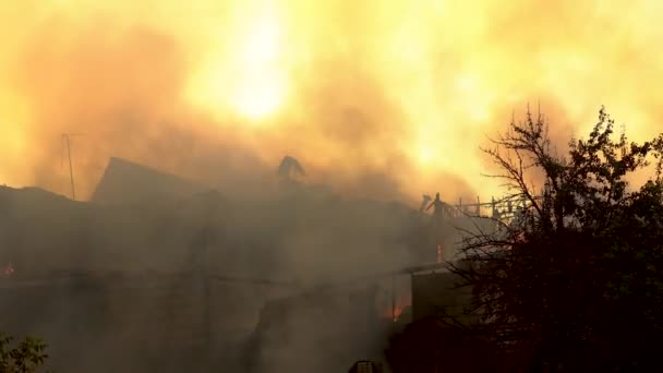 O grande incêndio de um edifício residencial. Muita fumaça — Vídeo de Stock