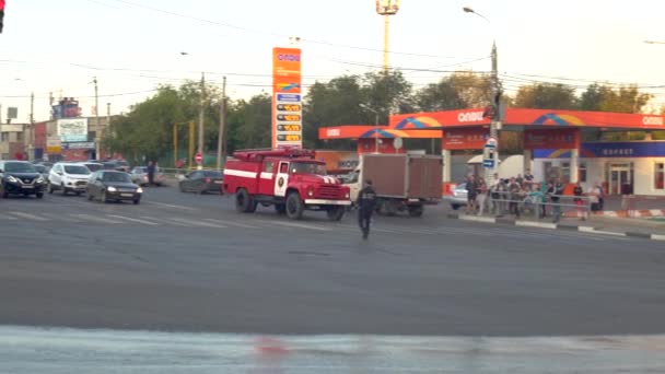 Samara, Rusya - 30 Temmuz 2019: Rus itfaiye aracı yangını söndürmeye gidiyor — Stok video