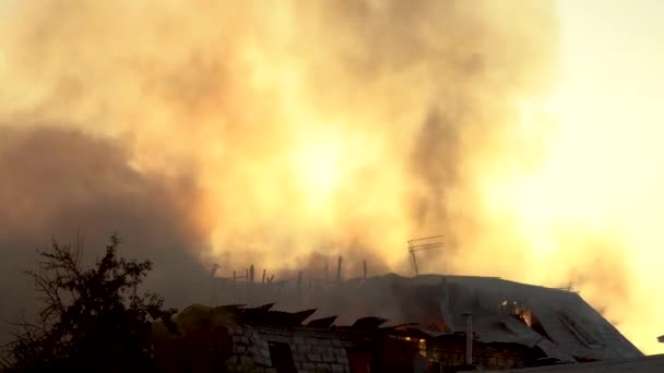 Bombeiros extinguem uma casa de três andares. O grande incêndio de um edifício residencial. muito fumo — Vídeo de Stock