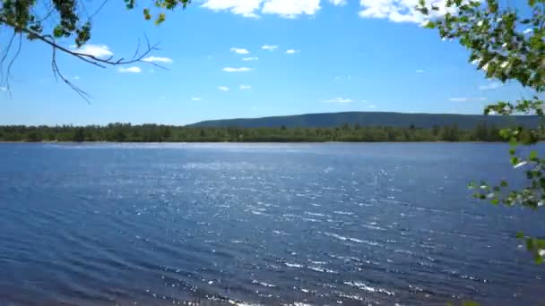 El río en tiempo ventoso. Vista del río y colinas taimlaps — Vídeos de Stock