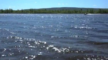 Tekne nehirde yüzüyor.