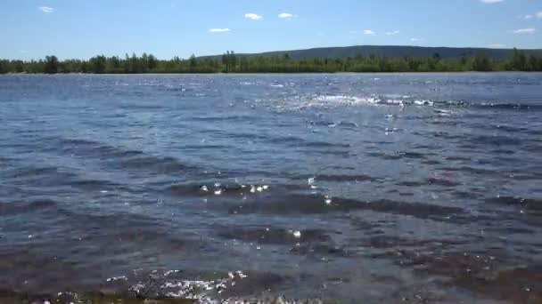 Pohled na řeku za větrných meteorologických taimlů — Stock video