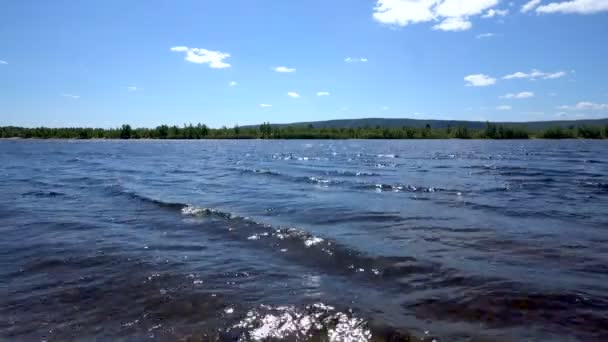 Pohled na řeku za větrného počasí zblízka — Stock video
