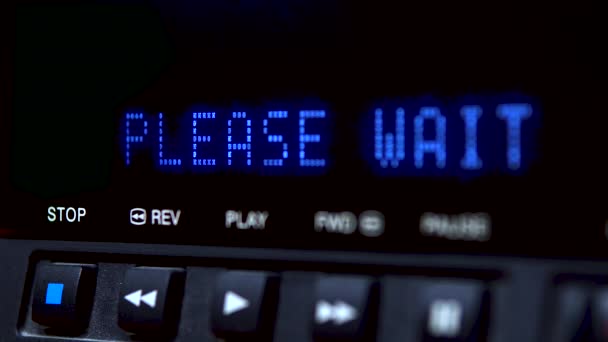 Reproductor de discos con pantalla. La palabra "por favor espere" está escrita en la pantalla — Vídeos de Stock
