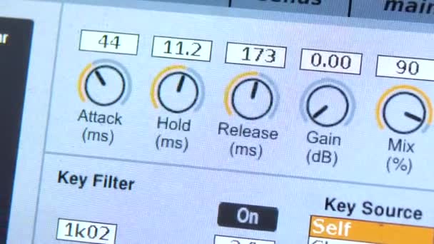 Som afinação em um mixer eletrônico profissional. Painel de controle para sintonizar canais de som. Monitor misturador eletrônico. Close-up — Vídeo de Stock