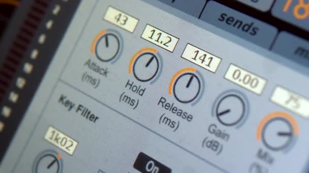 Ladění zvuku na profesionálním elektronickém mixéru. Ovládací panel pro ladění zvukových kanálů. Monitorujte elektronický mixér. Detailní záběr — Stock video