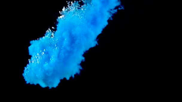 以慢动作在水中拍摄蓝色油漆。墨水在水下盘旋。在黑色背景与 alpha 隔离的墨迹碰撞云。特写视图 — 图库视频影像
