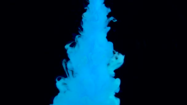 Une vraie goutte de peinture bleue dans l'eau. Encre tourbillonnant sous l'eau. Nuage de collision d'encre isolé sur fond noir avec alpha. Vue rapprochée. 4k — Video