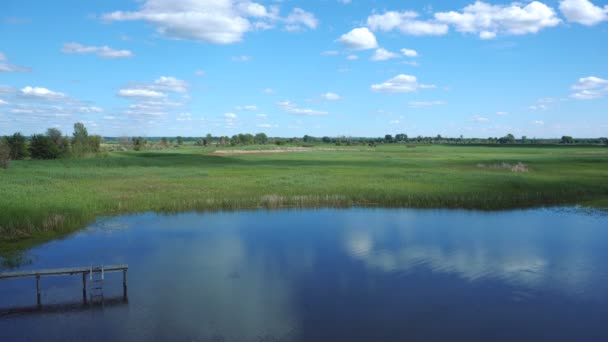 Lac et champs vue du haut timelapse — Video