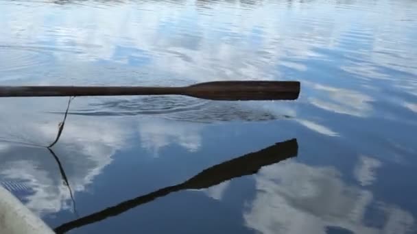 La barca a remi galleggia. Paddle è respinta dall'acqua. Pagaia da vicino — Video Stock