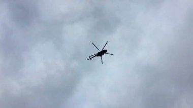 Helikopter bulutlu koşullarda uçuyor.