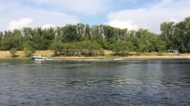 Adam onun Wake Board sürme