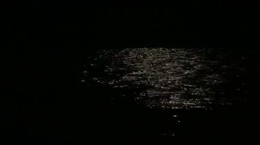 Su üzerinde ay parça