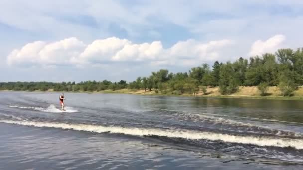 Chico montando su Wake Board — Vídeo de stock